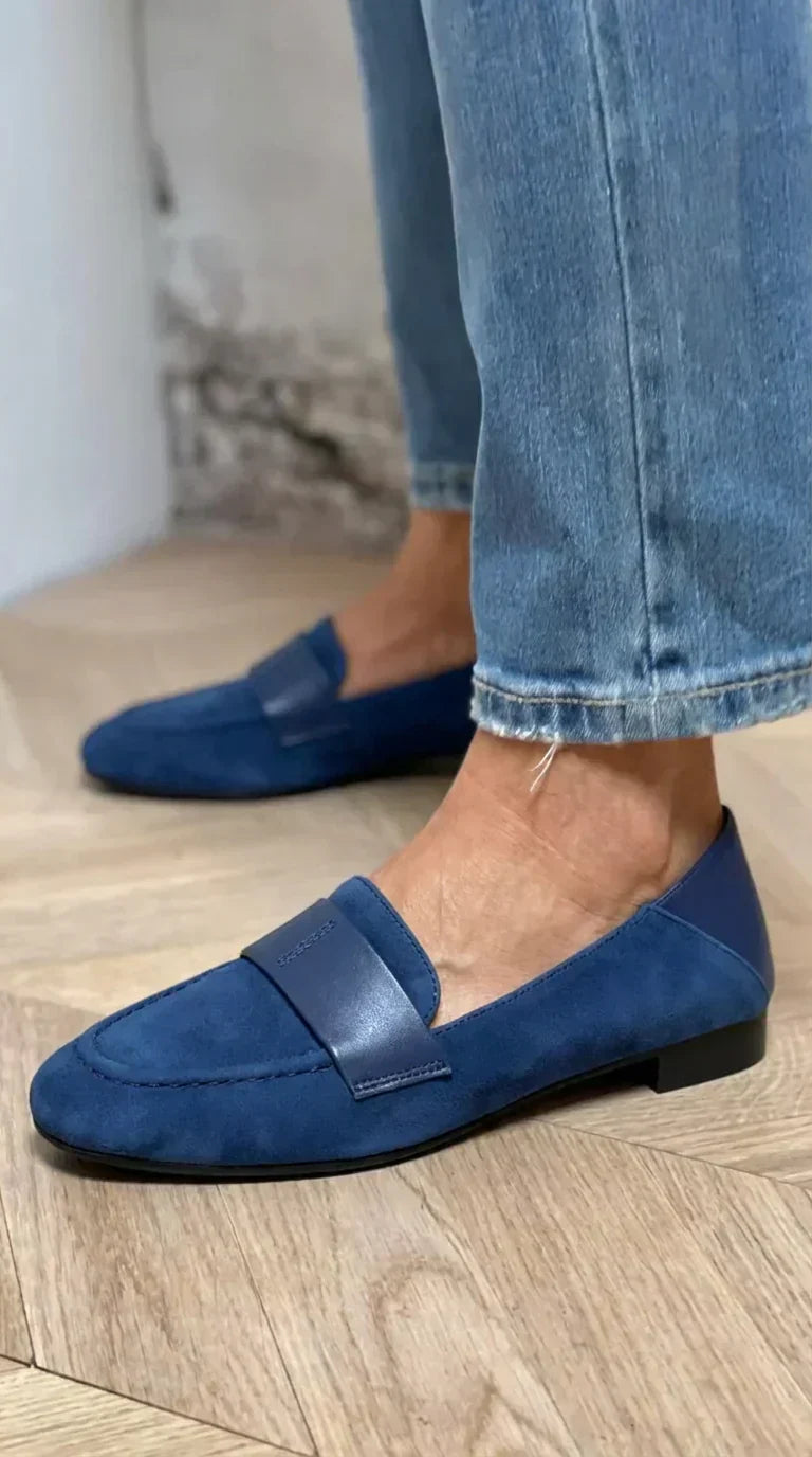 Klassieke dames mocassins in een effen neutrale kleur met elegante lijn en platte zool