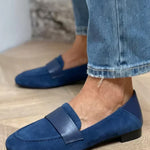Klassieke dames mocassins in een effen neutrale kleur met elegante lijn en platte zool