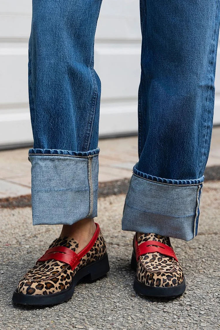 Handgemaakte dames mocassins met speelse wildprint in warme bruintinten