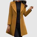 Elegante damesjas met klassieke knopen en getailleerd silhouet in effen kleur