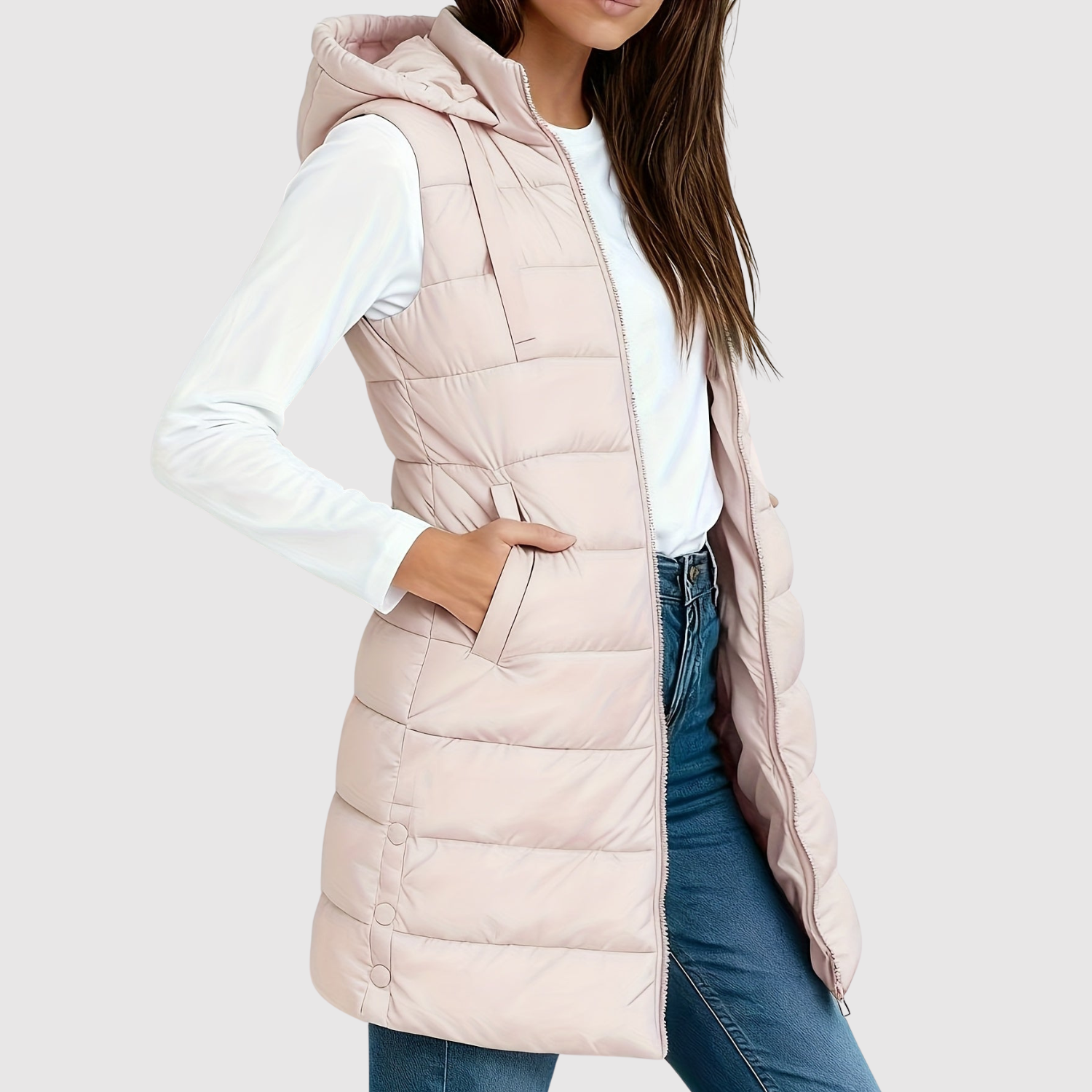 Gewatteerde dames bodywarmer met diepe zakken, gedragen over een trui in het tussenseizoen