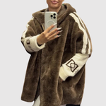 Luxe damesjas met capuchon, ruime snit en decoratieve lijnen op de mouwen