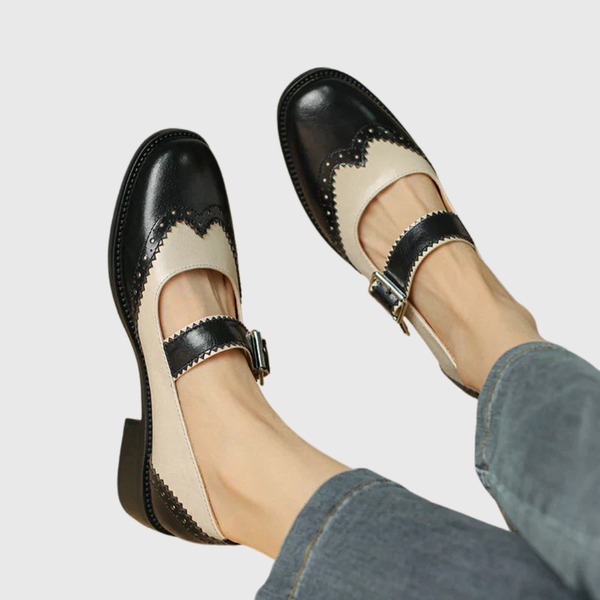 Bruine leren Mary Janes met brogue-perforaties, ronde T-band en gespsluiting