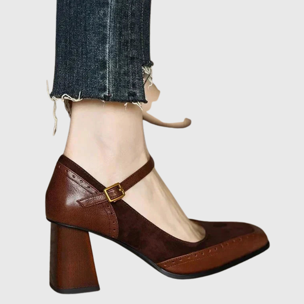 Klassieke dames hakken met vierkante neus, brogue stiksels en smalle enkelband