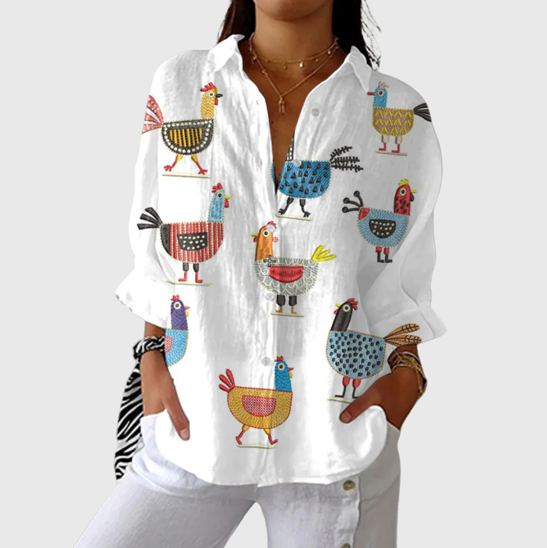 Lichte damesblouse met vrolijke bloemenprint in frisse kleuren, gedragen bij een spijkerbroek