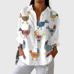 Lichte damesblouse met vrolijke bloemenprint in frisse kleuren, gedragen bij een spijkerbroek