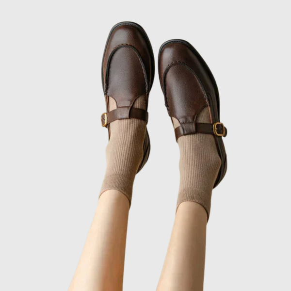 Bruine retro dames schoenen met ronde neus, gouden gesp en lage stabiele hak