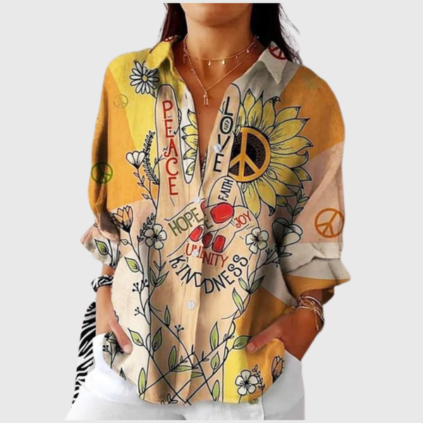 Ademende damesblouse met kleurrijke print en luchtige stof, gedragen bij een lichte broek