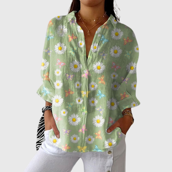 Comfortabele damesblouse met kleurrijke print en ontspannen pasvorm, gedragen bij een rok