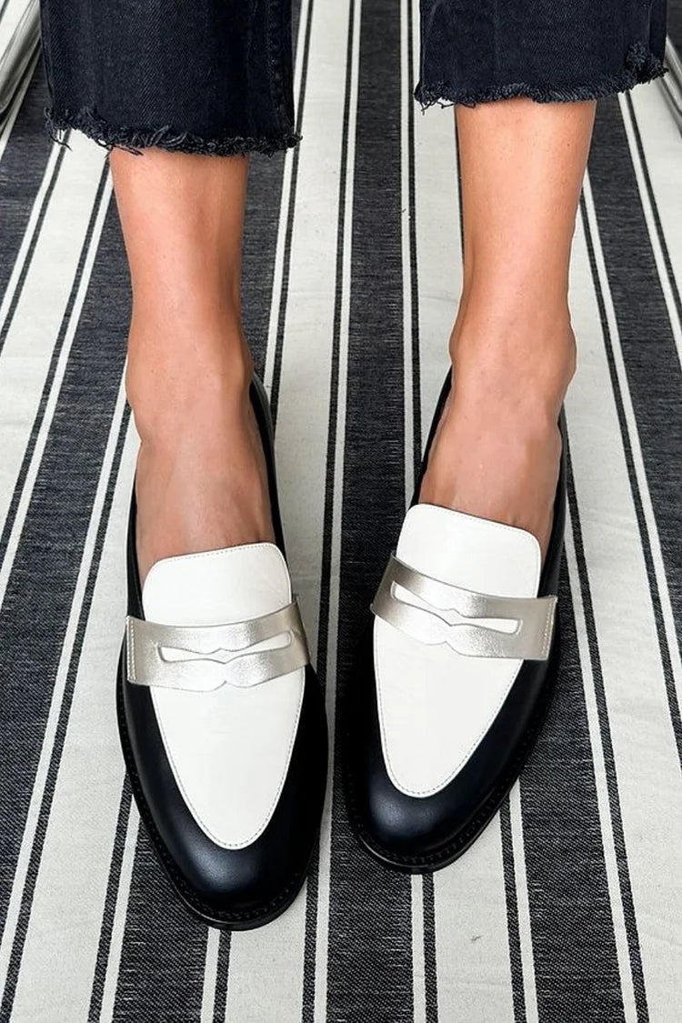 Moderne elegante dames mocassins in een effen tint met strakke lijn en verzorgde afwerking