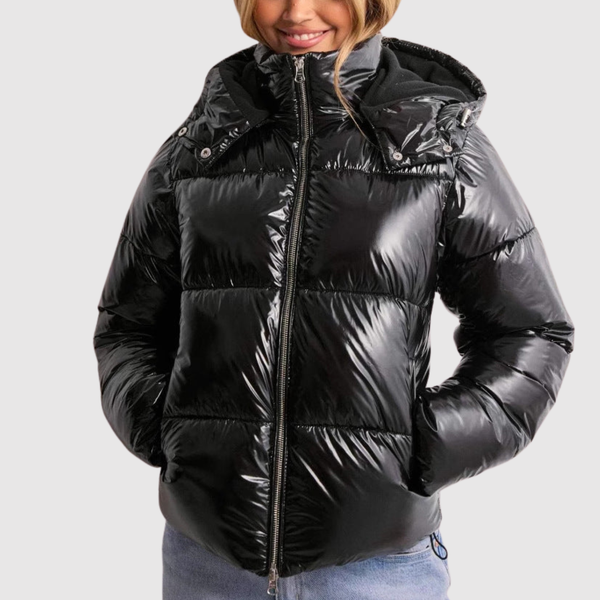 Glanzende gewatteerde dames winterjas met capuchon en diepe zakken voor de winter