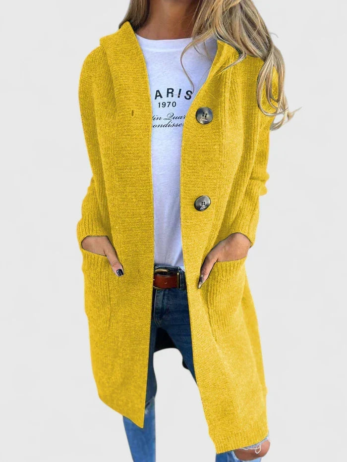 Lang gebreid vest met knoopsluiting voor dames, gedragen over een effen top en een jeans