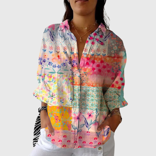 Vrolijke damesblouse met wijde pasvorm en kleurrijke bloemenprint met knoopsluiting