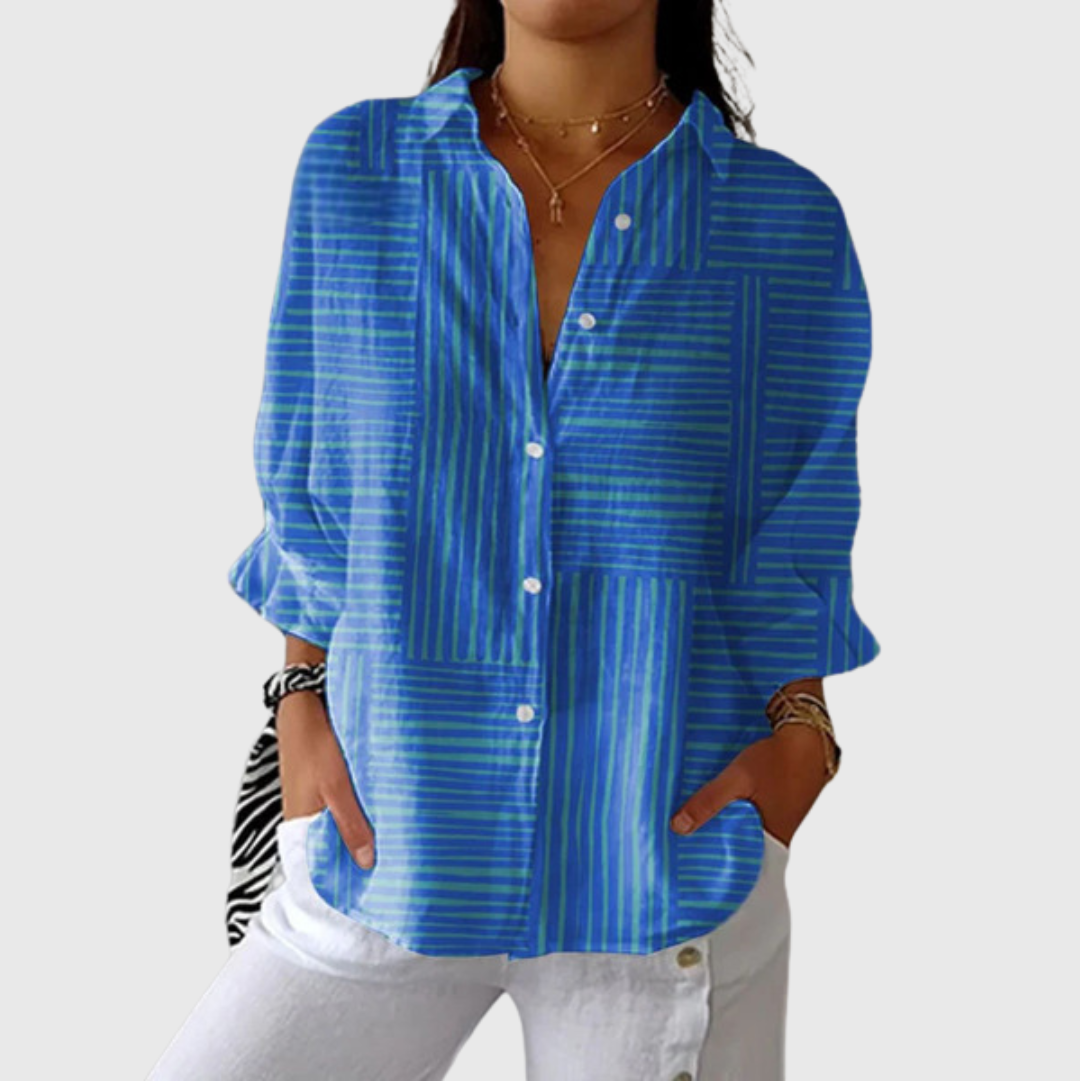 Luchtige damesblouse met kleurrijke print voor warme dagen, gedragen op een lichte broek