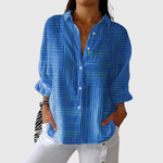 Luchtige damesblouse met kleurrijke print voor warme dagen, gedragen op een lichte broek