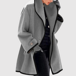 Oversized damesjas met zwarte contrasterende randen en ruime comfortabele snit