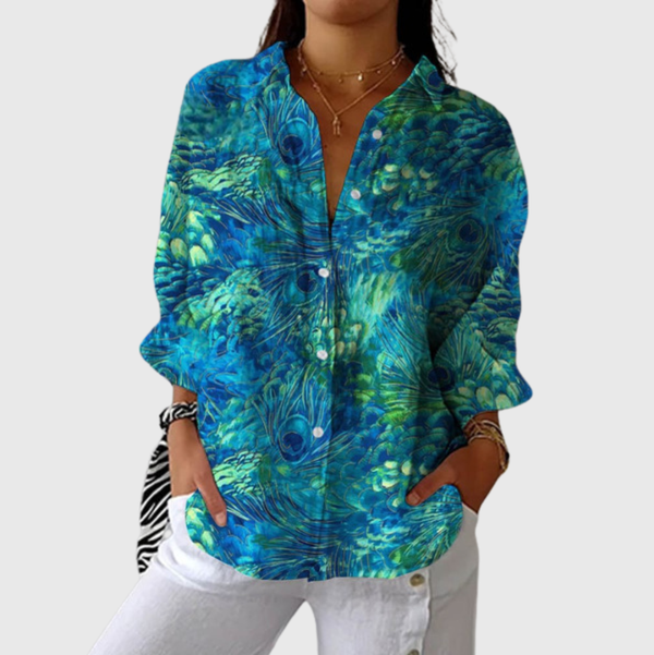 Comfortabele damesblouse met kleurrijke print en ontspannen snit, gedragen op een pantalon