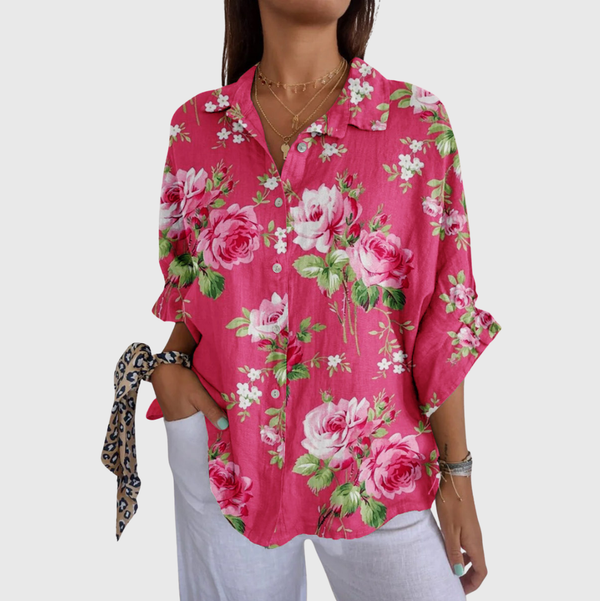 Vlotte damesblouse met kleurrijk dessin en ontspannen snit, gedragen bij een donkere broek