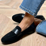 Klassieke dames mocassins in een effen neutrale kleur met elegante lijn en platte zool