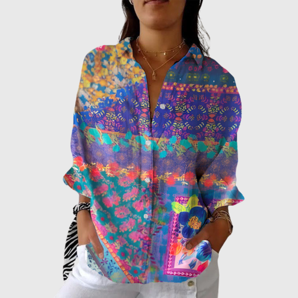 Luchtige damesblouse met vlotte pasvorm en kleurrijke print, gedragen op een pantalon