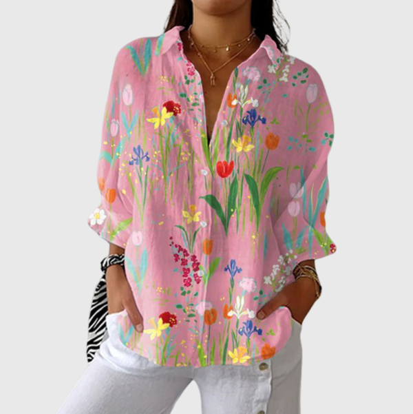 Lichte damesblouse met soepele val en kleurrijke print, los gedragen over een rok