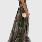 Lange maxi jurk met romantische bloemenprint, hoge taille en gekruiste bandjes