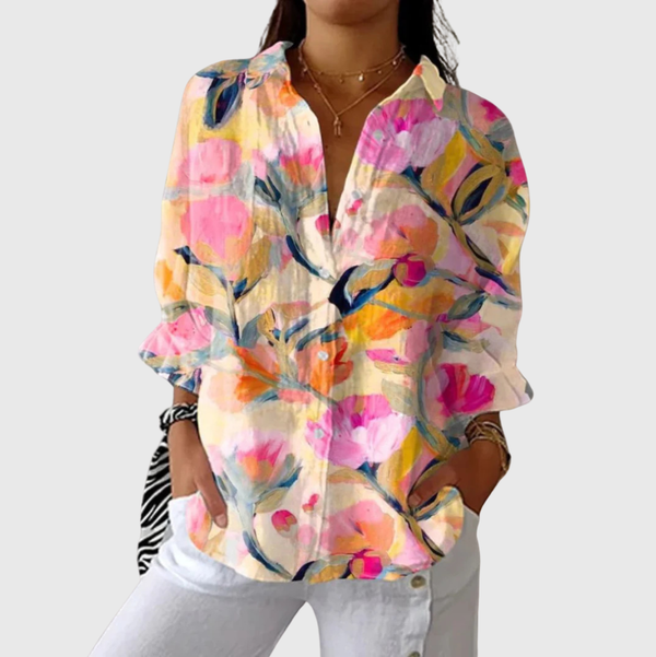 Lichte damesblouse met kleurrijke print en ruime pasvorm, los gedragen over een broek