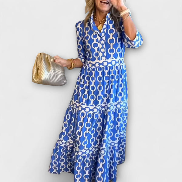 Elegante midi jurk met klassieke kettingprint en soepel vallende vloeiende stof