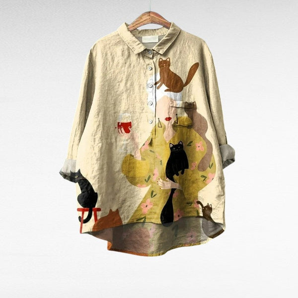 Elegante zomerblouse met kunstzinnige print die soepel over het lichaam valt