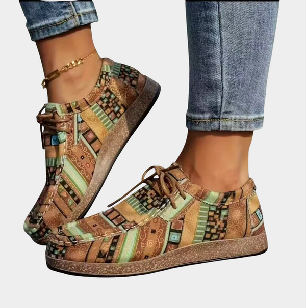 Comfortabele dames schoenen met boho-print in warme tinten en ontspannen pasvorm