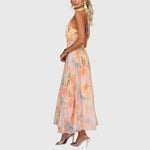 Maxi jurk met open rug en kleurrijke aquarelprint en vloeiende rok voor dames