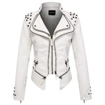 Strak dames bikerjack van nepleer met studs en diepe ritszakken