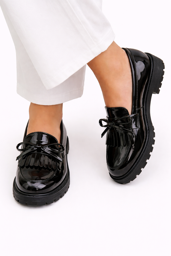 Dames mocassins met sierlijke franjes over de wreef in een effen kleur en platte zool