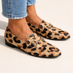 Moderne dames mocassins met savanneprint in warme aardetinten, handgemaakt