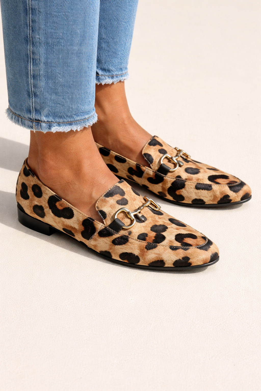 Moderne dames mocassins met savanneprint in warme aardetinten, handgemaakt