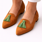 Handgemaakte mocassins met speelse pompon, elegante afwerking en comfortabele pasvorm