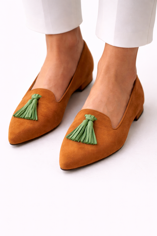 Handgemaakte mocassins met speelse pompon, elegante afwerking en comfortabele pasvorm