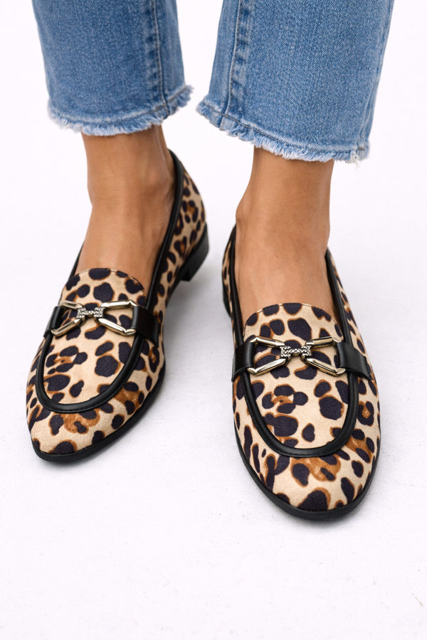 Moderne dames mocassins met luipaardprint in bruintinten en een comfortabele platte zool