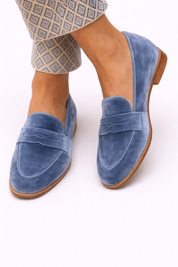Elegante dames mocassins met vintage uitstraling in warme kleur en verzorgde afwerking