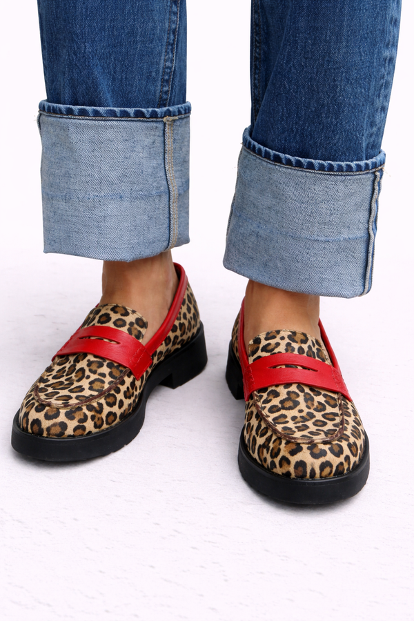 Handgemaakte dames mocassins met speelse wildprint in warme bruintinten