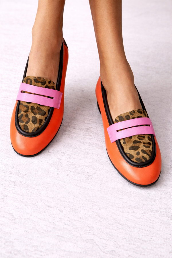 Chique dames mocassins met safariprint en handgemaakte afwerking in bruin