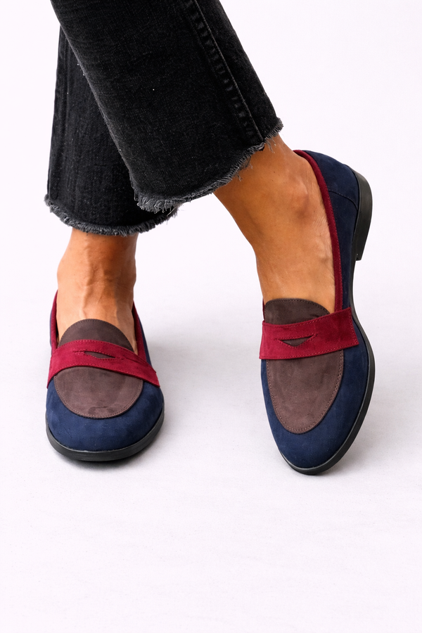Elegante tweekleurige dames mocassins met contrasterende neus en verzorgde afwerking