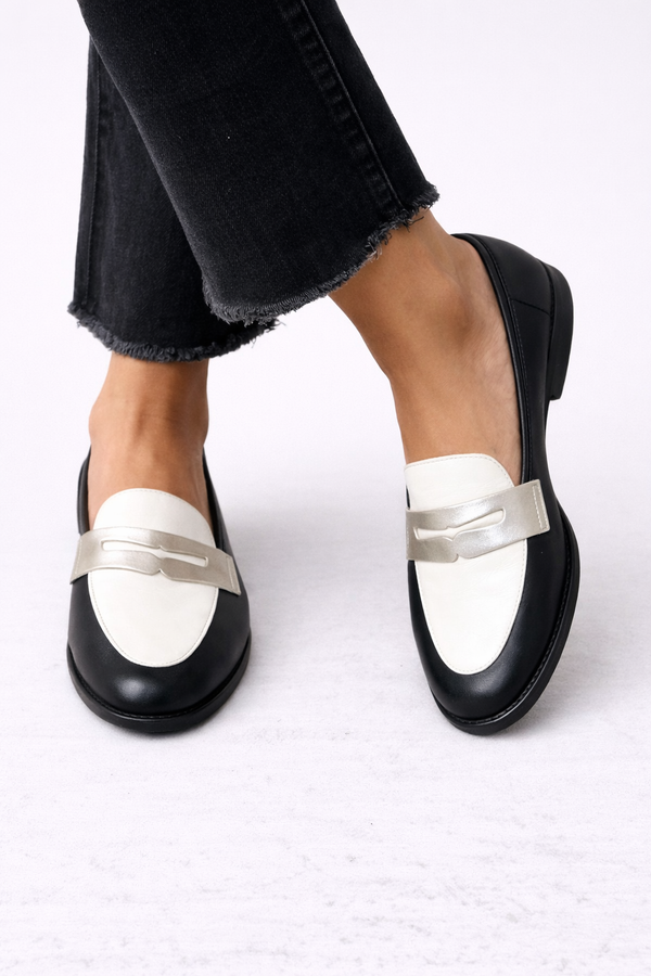 Moderne elegante dames mocassins in een effen tint met strakke lijn en verzorgde afwerking