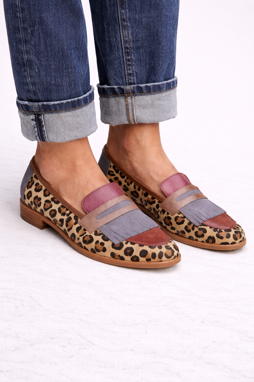 Elegante mocassins met luipaardprint, verfijnde details en handgemaakte afwerking