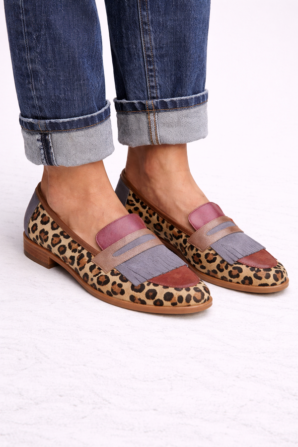 Elegante mocassins met luipaardprint, verfijnde details en handgemaakte afwerking
