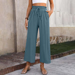 Luchtige loungebroek met wijde pijpen, koord in de taille en cropped lengte in een lichte tint