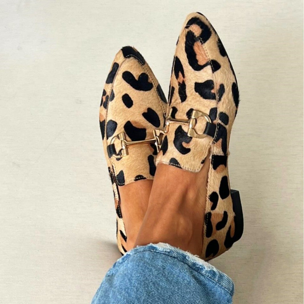 Moderne dames mocassins met savanneprint in warme aardetinten, handgemaakt