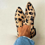 Moderne dames mocassins met savanneprint in warme aardetinten, handgemaakt