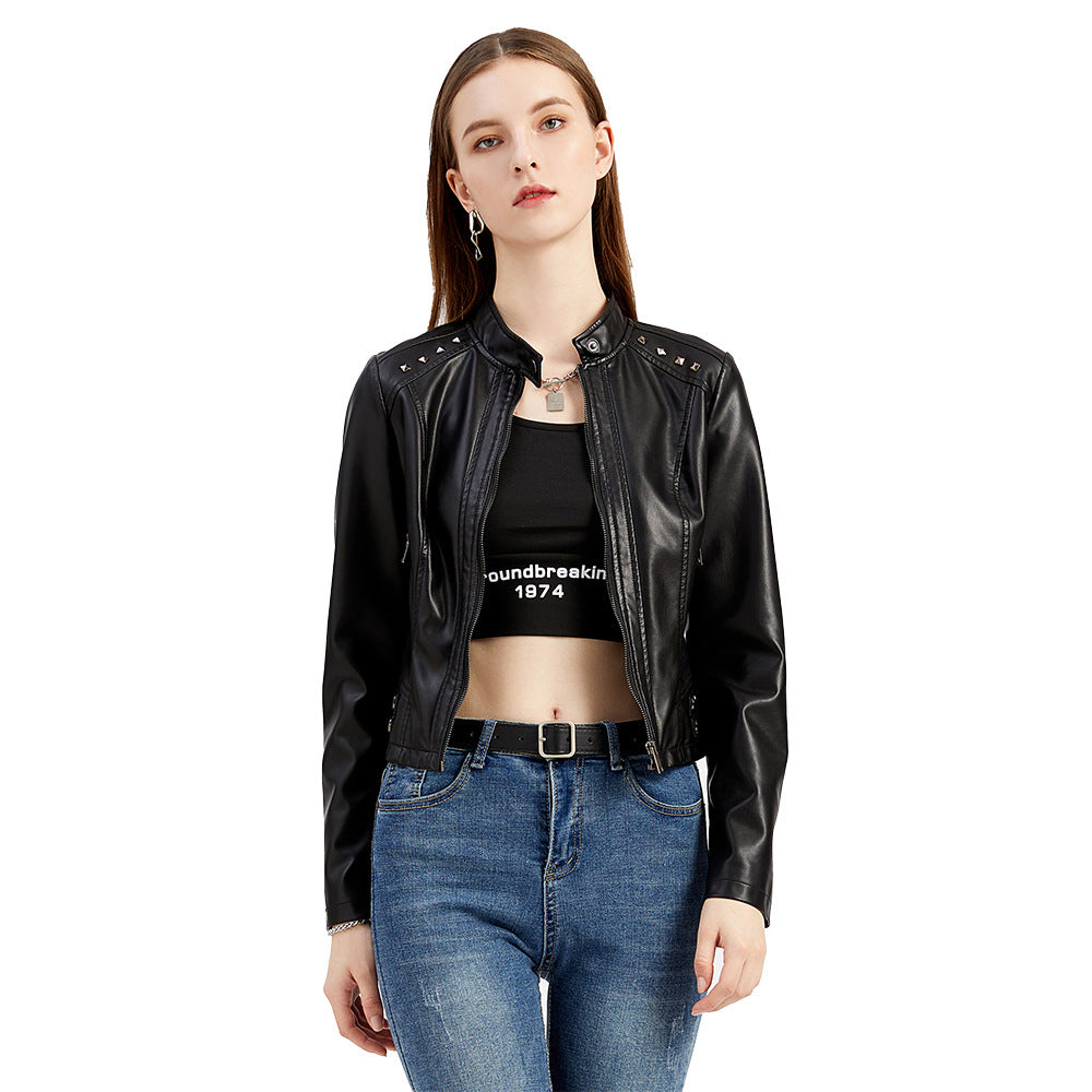 Kort dames jack van nepleer met zilverkleurige studs en diepe ritszakken