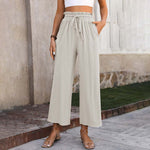 Luchtige loungebroek met wijde pijpen, koord in de taille en cropped lengte in een lichte tint